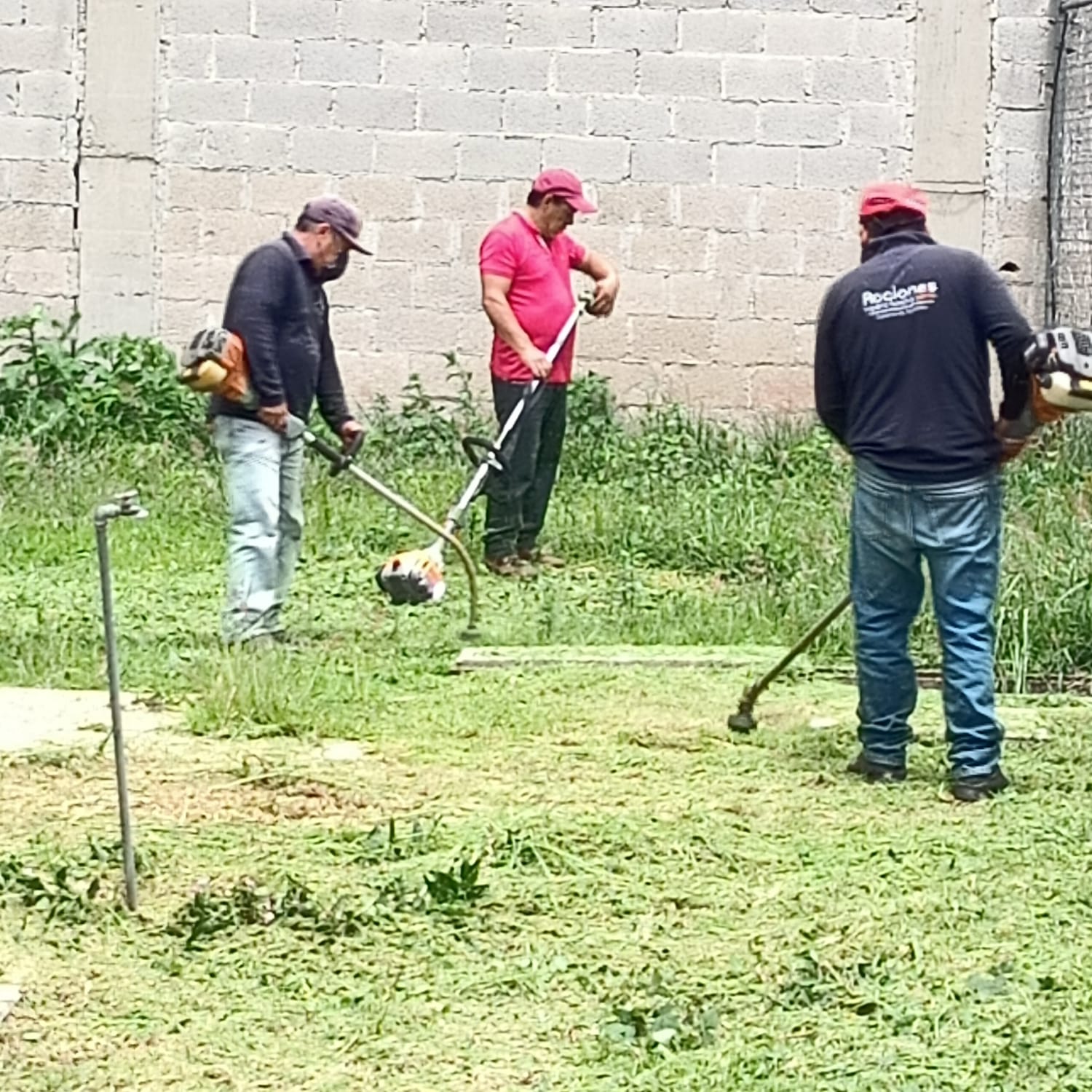 Ayuntamiento de Apetatitlán embellece áreas verdes